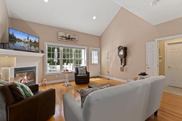1 Pine Ridge Dr 2, Medway, MA 02053