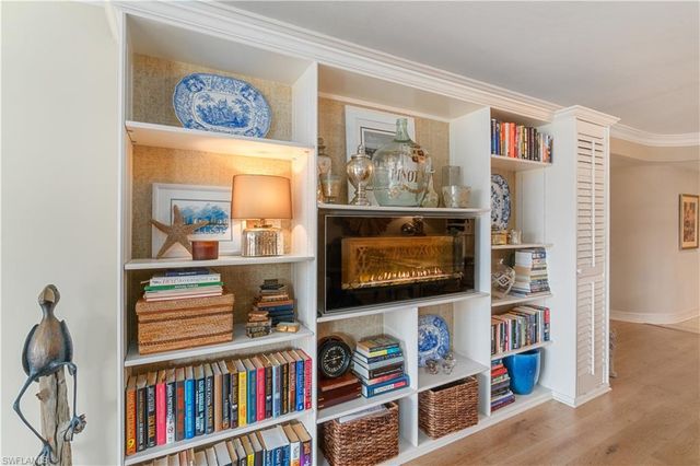 205 Park Shore Dr Apt 413, Naples, FL 34103