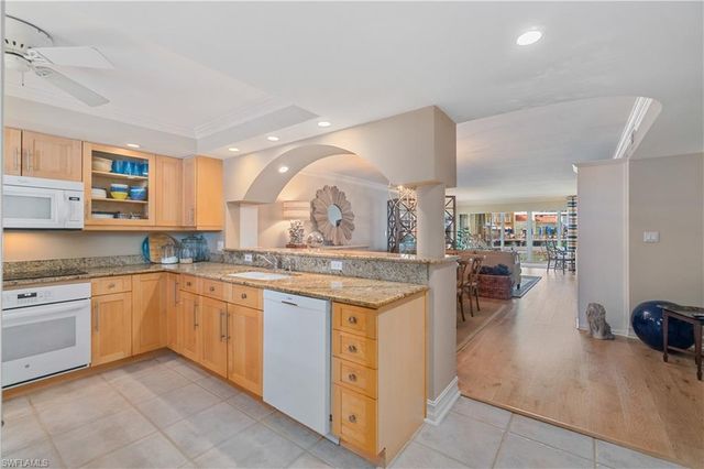 205 Park Shore Dr Apt 413, Naples, FL 34103