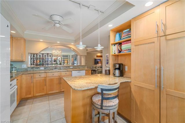 205 Park Shore Dr Apt 413, Naples, FL 34103