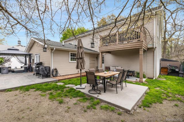 415 Leon Road, Walled Lake, MI 48390