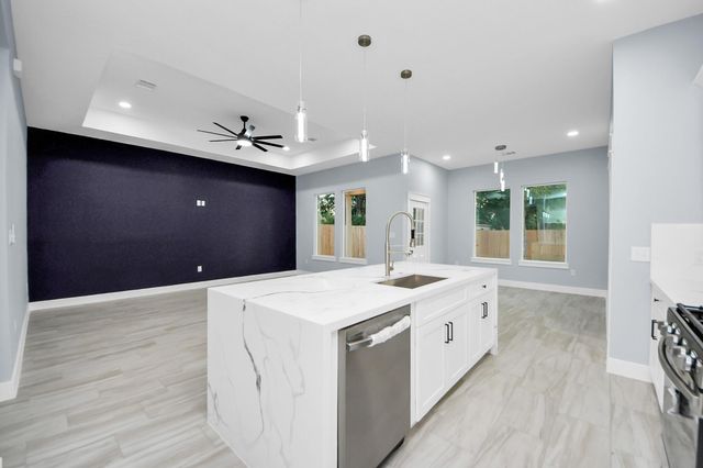 416 S 1st Street, La Porte, TX 77571