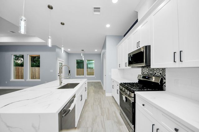 416 S 1st Street, La Porte, TX 77571