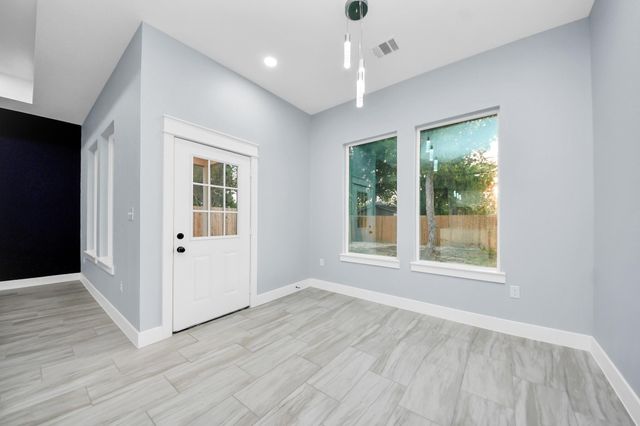 416 S 1st Street, La Porte, TX 77571