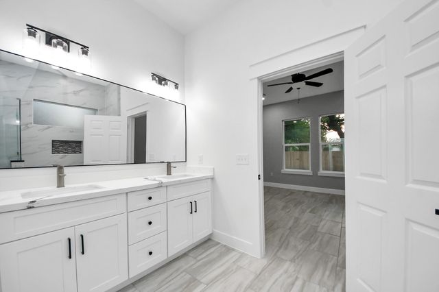 416 S 1st Street, La Porte, TX 77571