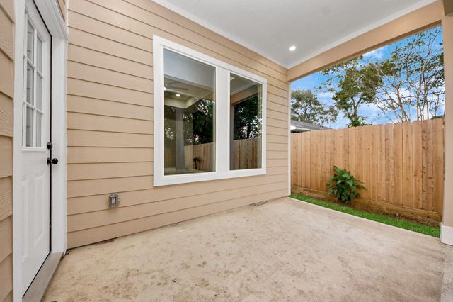 416 S 1st Street, La Porte, TX 77571