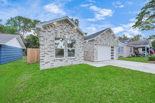 416 S 1st Street, La Porte, TX 77571