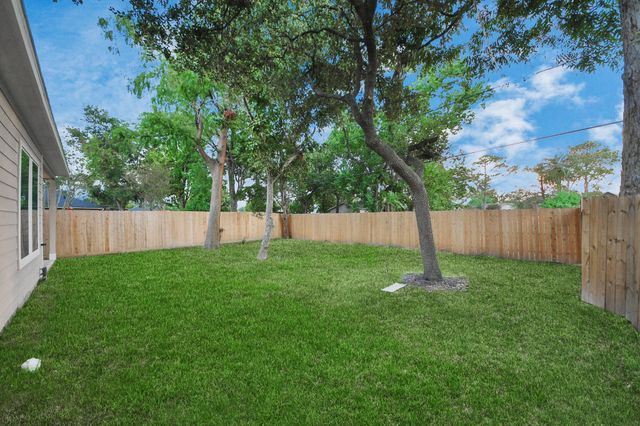 416 S 1st Street, La Porte, TX 77571