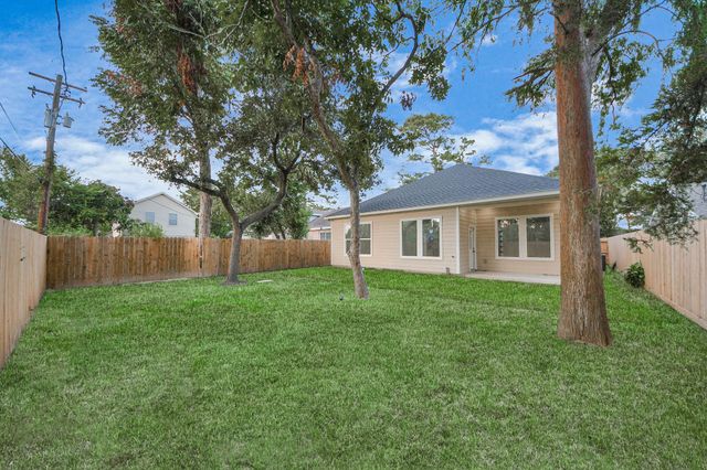 416 S 1st Street, La Porte, TX 77571