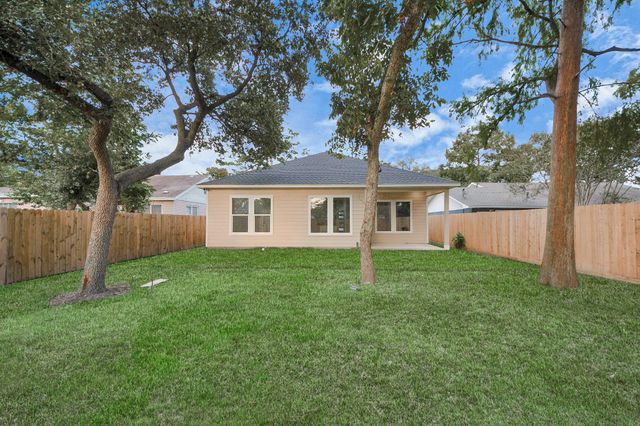 416 S 1st Street, La Porte, TX 77571