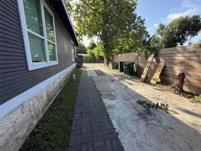 2404 Burkett Street, Houston, TX 77004