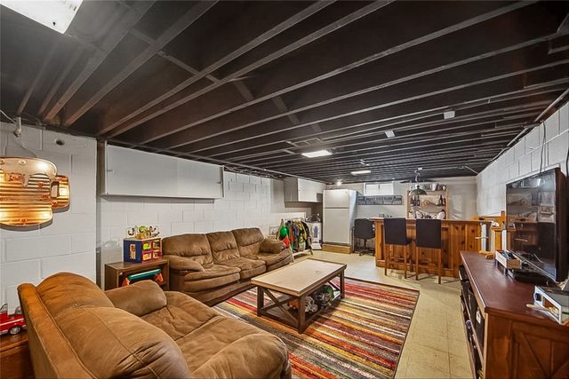 2710 48th Place, Des Moines, IA 50310