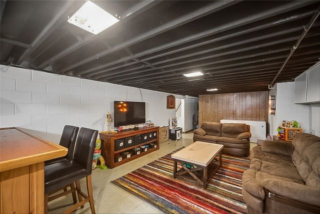 2710 48th Place, Des Moines, IA 50310