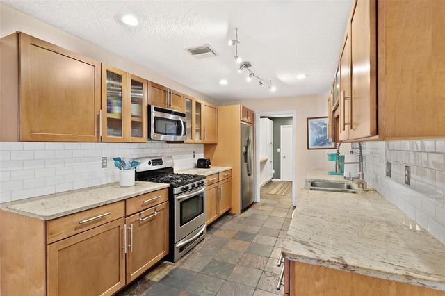 405 W MIRROR LAKE DRIVE, Fruitland Park, FL 34731