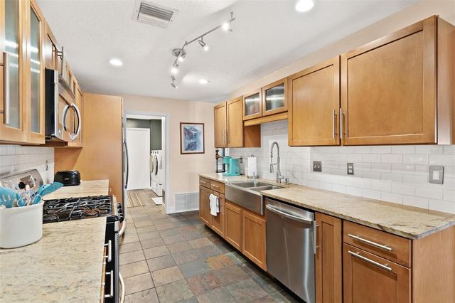 405 W MIRROR LAKE DRIVE, Fruitland Park, FL 34731