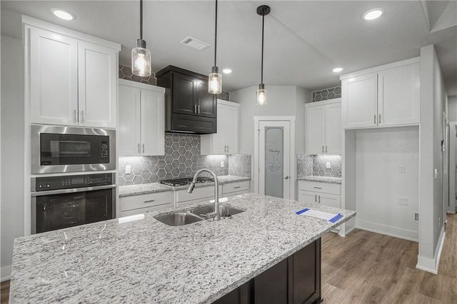 6803 SW Orange Avenue, Bentonville, AR 72713