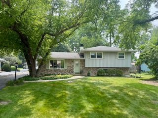 127 E Traube Avenue, Westmont, IL 60559