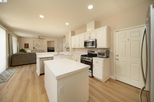 2710 Atherton Ct, Tracy, CA 95304