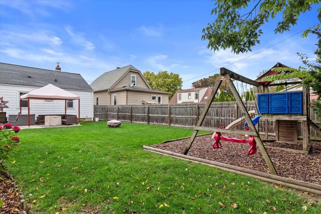 2418 S 77th STREET, West Allis, WI 53219