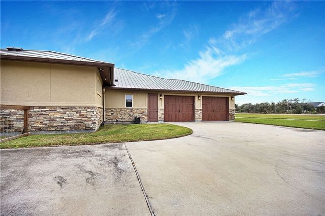 218 Coastal Wildwood Dr, Rockport, TX 78382