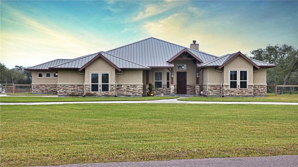218 Coastal Wildwood Dr, Rockport, TX 78382
