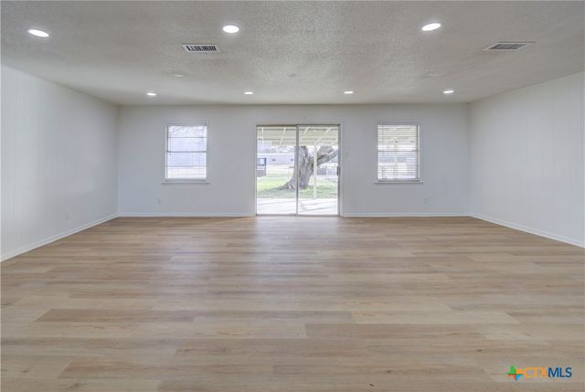 1513 W Main Street, Little River Academy, TX 76554