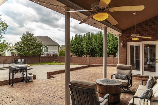 135 N Country Club Dr, Hendersonville, TN 37075