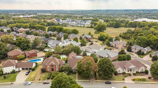 135 N Country Club Dr, Hendersonville, TN 37075