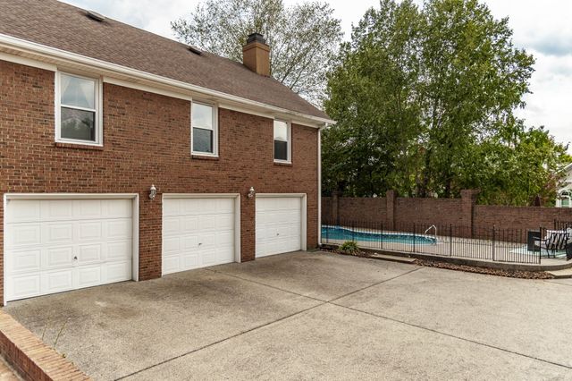 135 N Country Club Dr, Hendersonville, TN 37075