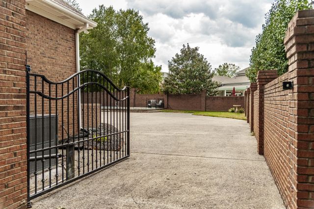135 N Country Club Dr, Hendersonville, TN 37075