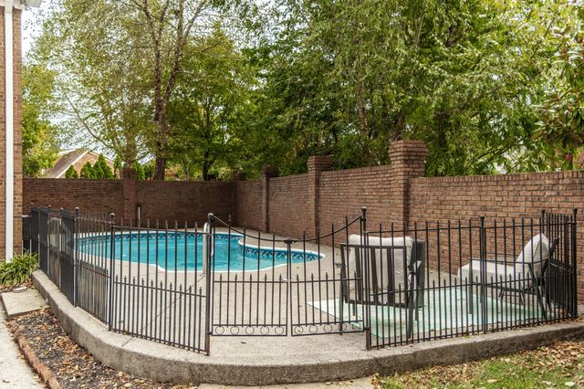 135 N Country Club Dr, Hendersonville, TN 37075