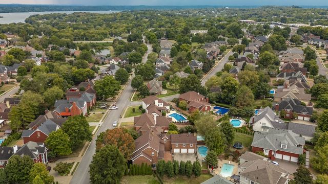 135 N Country Club Dr, Hendersonville, TN 37075