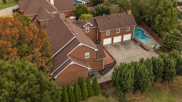 135 N Country Club Dr, Hendersonville, TN 37075