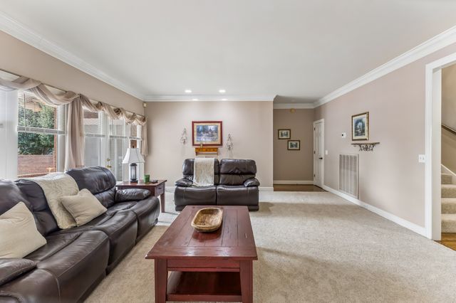 135 N Country Club Dr, Hendersonville, TN 37075