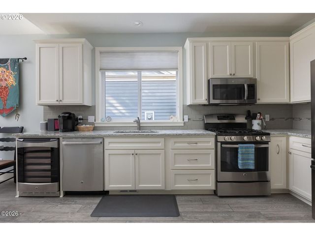 6315 Sw ARBOR Dr, South Beach, OR 97366