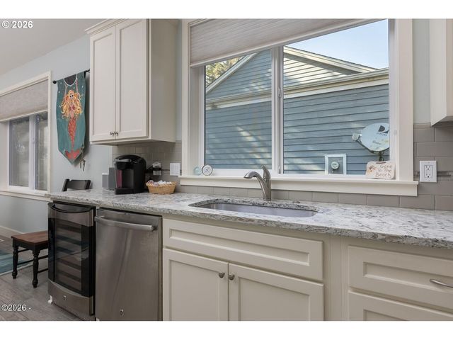 6315 Sw ARBOR Dr, South Beach, OR 97366