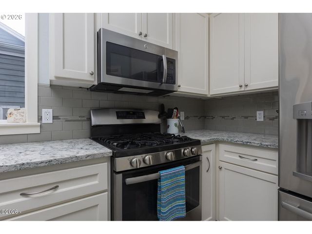 6315 Sw ARBOR Dr, South Beach, OR 97366