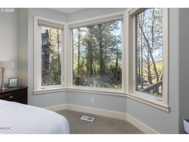 6315 Sw ARBOR Dr, South Beach, OR 97366