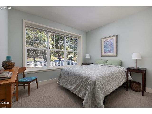 6315 Sw ARBOR Dr, South Beach, OR 97366