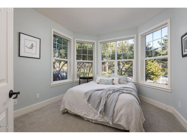 6315 Sw ARBOR Dr, South Beach, OR 97366