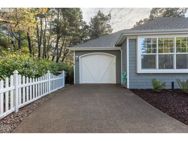 6315 Sw ARBOR Dr, South Beach, OR 97366