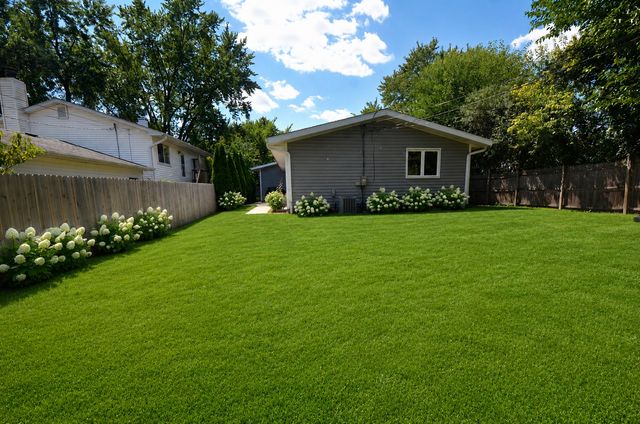 301 N Waukegan Road, Lake Bluff, IL 60044