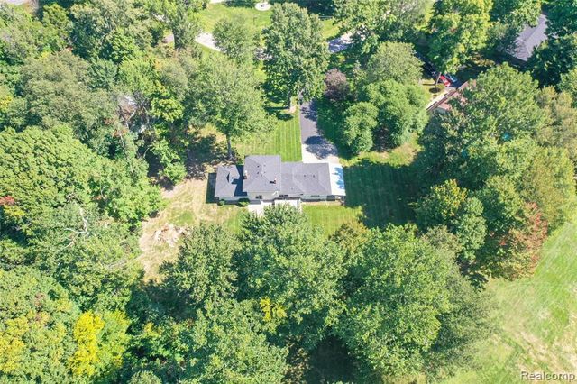 6158 Golfview Drive, Burton, MI 48509