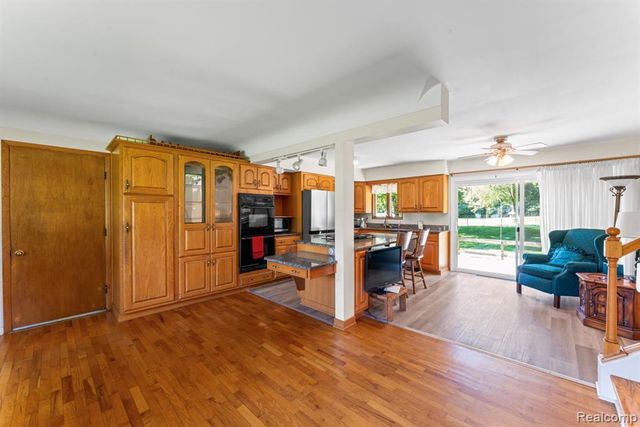 6158 Golfview Drive, Burton, MI 48509