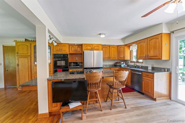 6158 Golfview Drive, Burton, MI 48509