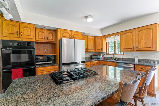 6158 Golfview Drive, Burton, MI 48509