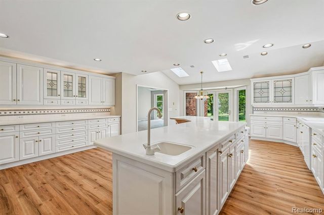 4523 Rivers Edge Drive, Troy, MI 48098
