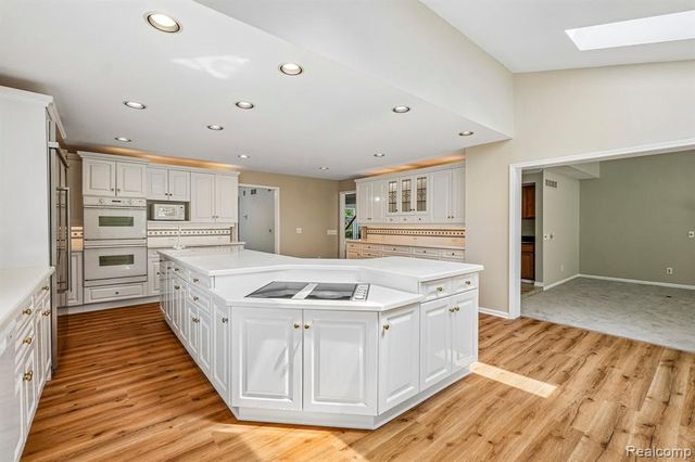 4523 Rivers Edge Drive, Troy, MI 48098