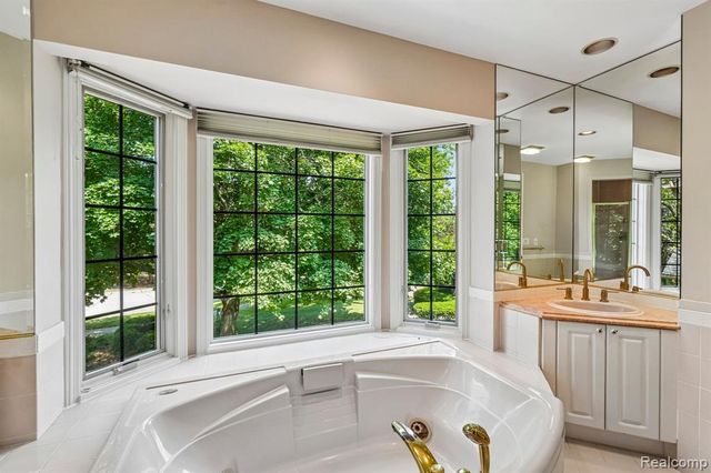 4523 Rivers Edge Drive, Troy, MI 48098