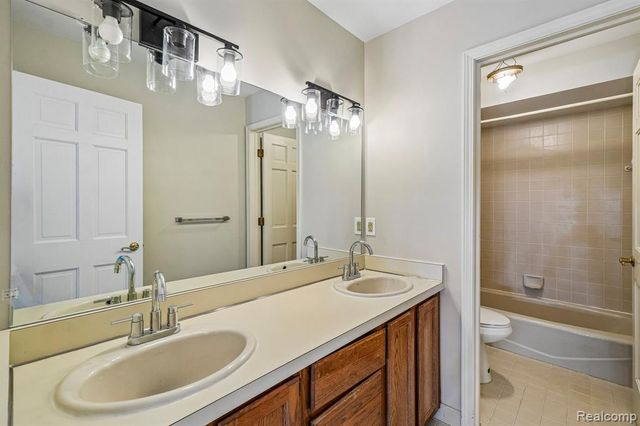 4523 Rivers Edge Drive, Troy, MI 48098